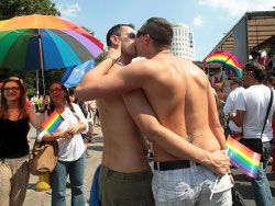 Россияне обвиняют голубой экран в голубой пропаганде