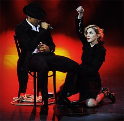 В Париже Мадонну прогнали со сцены