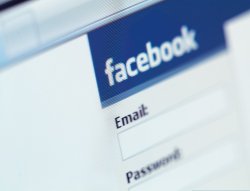 Facebook обвинили в использовании ботов в рекламе