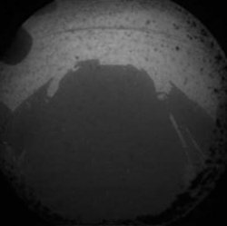 Первый снимок марсохода Curiosity, полученный с навигационной камеры.