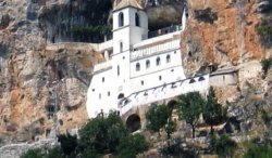Для туристов любителей экстрима – отель на обрыве скалы в Черногории